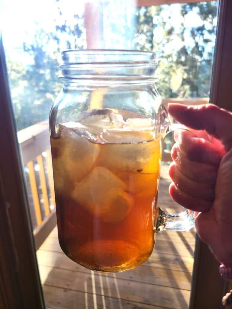 peppermint iced tea in a glass cup